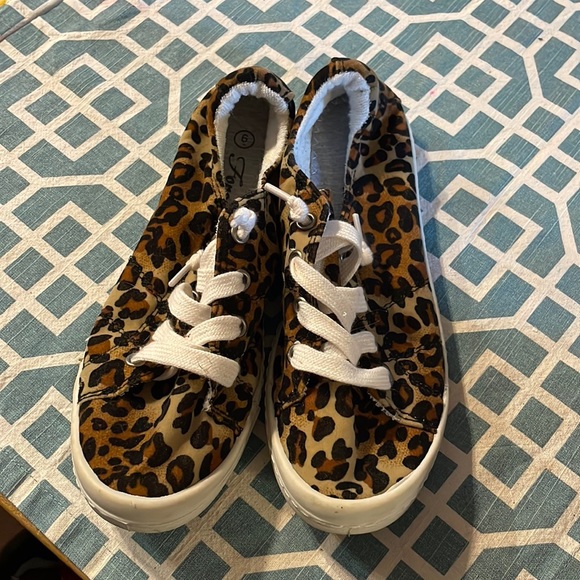 Forever 21 Shoes - Forever size 6 slip on shoes